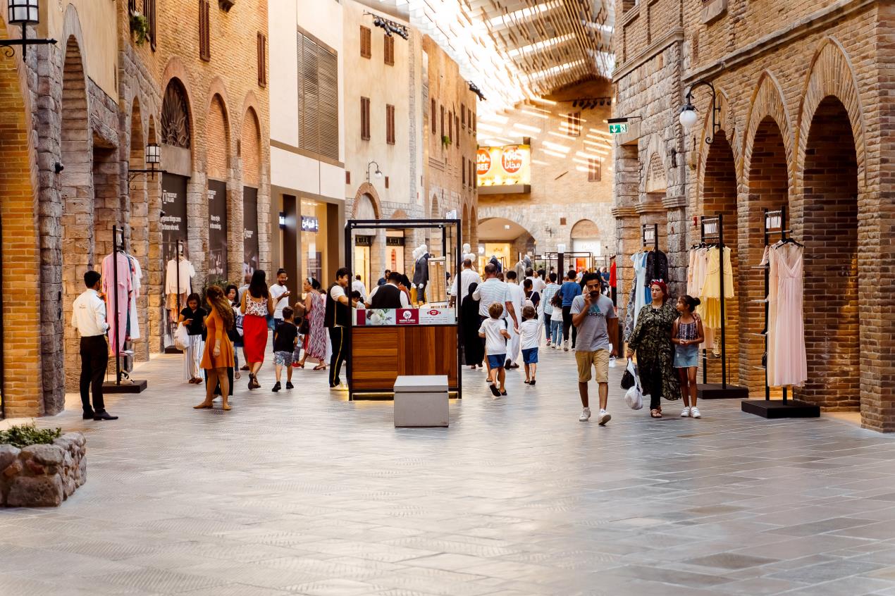 Outlet dubai. Аутлет Вилладж Дубай. Дубай Outlet Village Mall. Аутлет Виладж аутлет Дубай. Аутлет Дубай Виладж ЮНЕСКО.