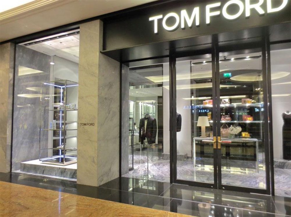 Toms dubai. Tom Ford Dubai Mall. Tom Ford Дубай. Бутик том Форд Дубай Молл. Tom Ford Store Dubai.