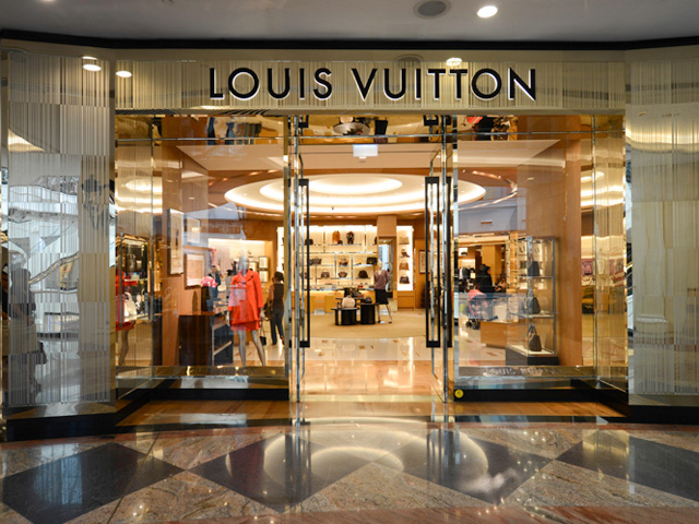 Mini vlog. A day at Louis Vuitton Shop Dubai Mall. #jessequetz